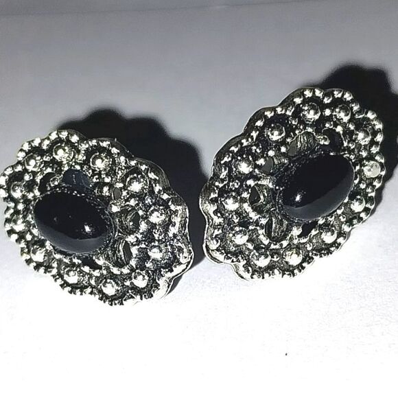 Vintage geometric cutout carved stud earrings - Picture 3 of 5